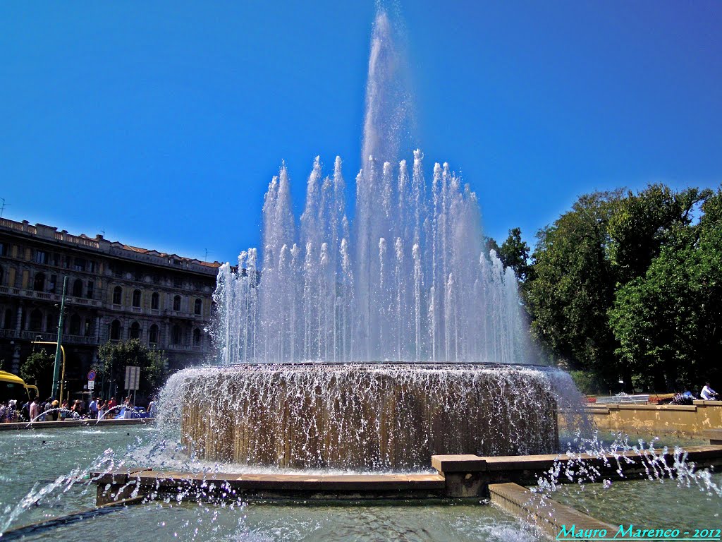 Milano, Piazza Castello. Particolare della fontana antistante il Castello Sforzesco, Милан