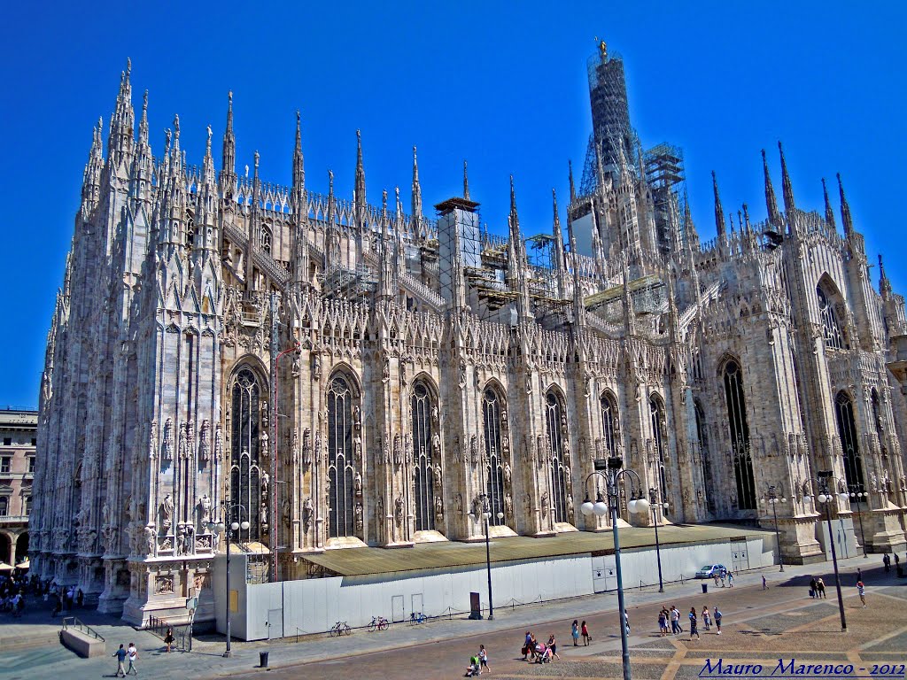 Milano, Piazza del Duomo. Particolare veduta laterale destra del tempio gotico milanese, Милан