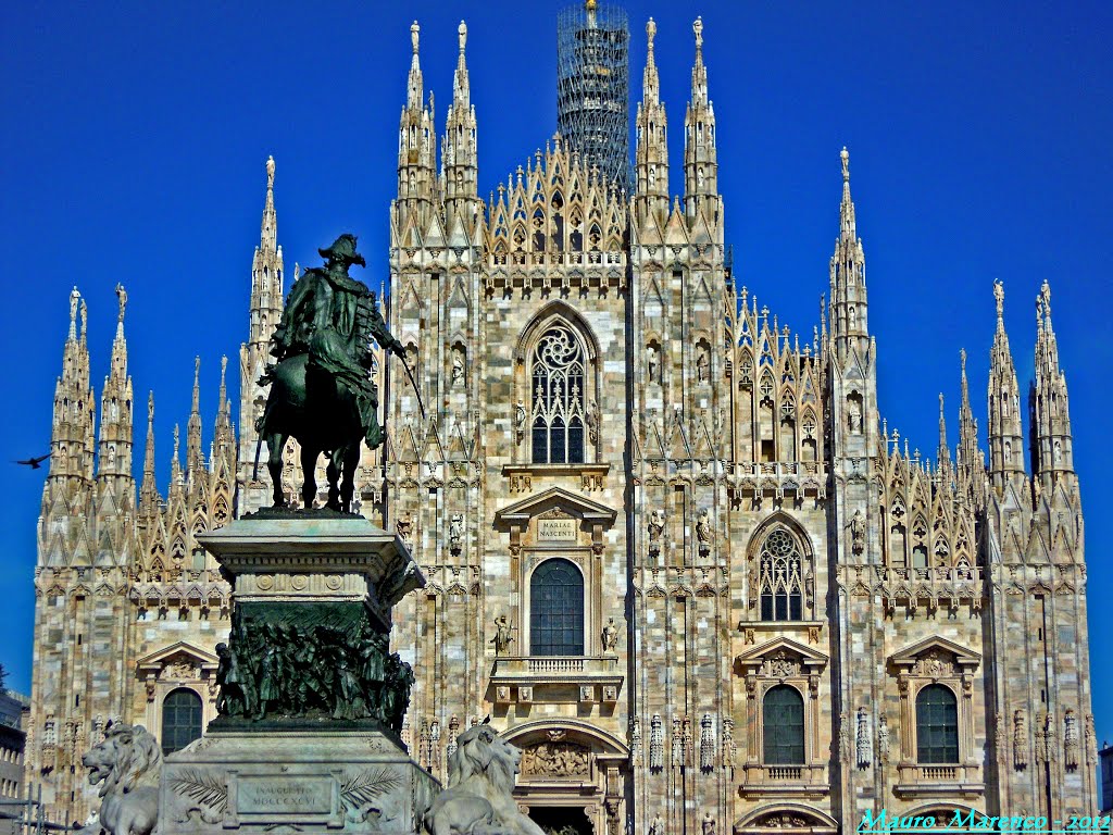 Milano, Piazza del Duomo. Veduta del tempio gotico milanese con il monumento a Vittorio Emanuele II, Милан