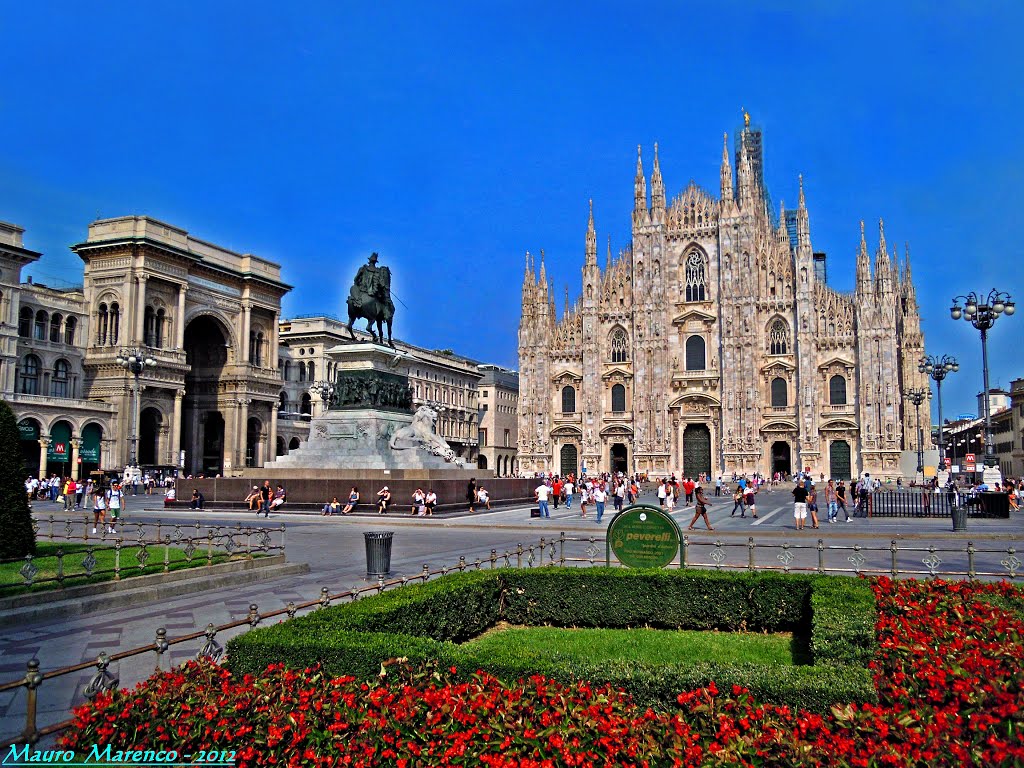 Milano, Piazza del Duomo. Veduta del tempio gotico milanese con i giardini in primo piano, Милан