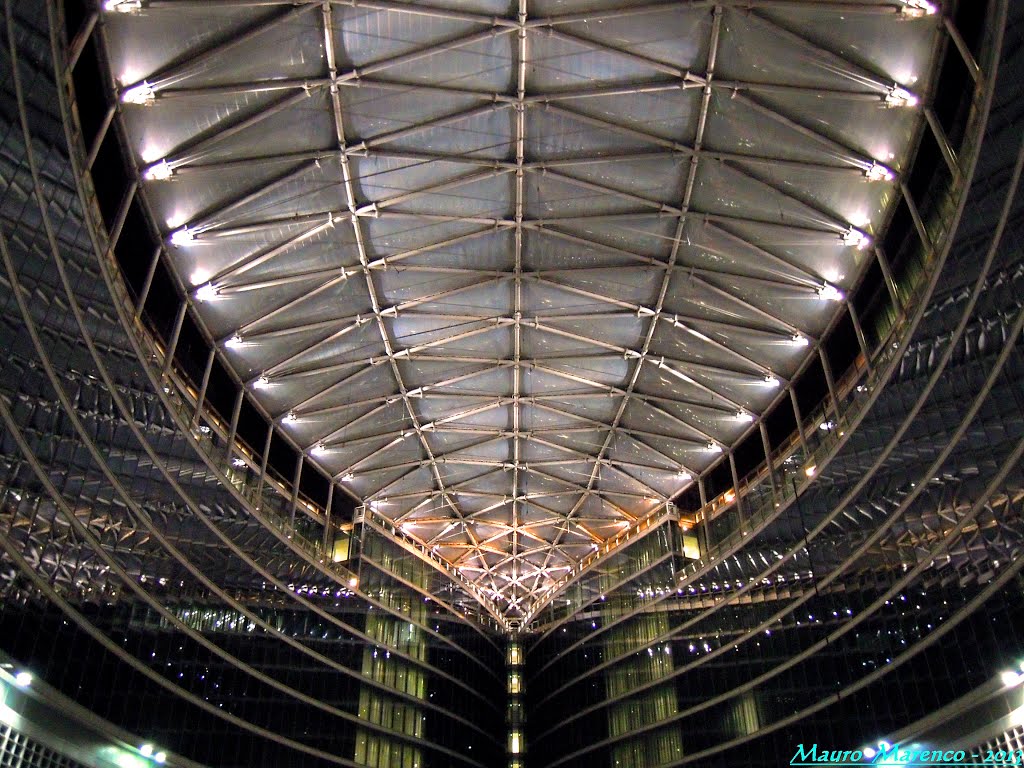 Milano, Piazza Città di Lombardia. Particolare veduta notturna della galleria presso il nuovo grattacielo sede della regione lombarda, Милан