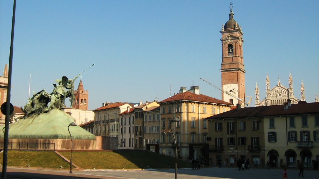 Monza. Piazza Trento e Trieste con scorcio del Duomo e dell Arengario., Монца