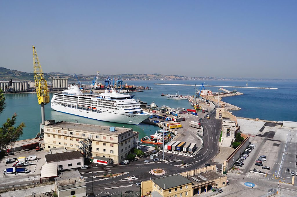 Ancona - Hafen mit Fähre - (C) by Salinos_de I, Анкона