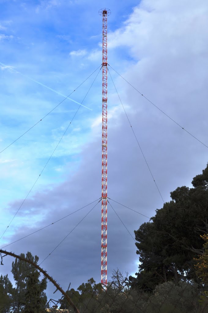LAntenna RAI di mt 286 è la struttura più alta dItalia ed è  posta sul Colle SantAnna. Limpianto, che fu inaugurato nel 1951 è stato utilizzato per la  trasmissione in onde lunghe ed è inattivo dal 2004, Калтаниссетта