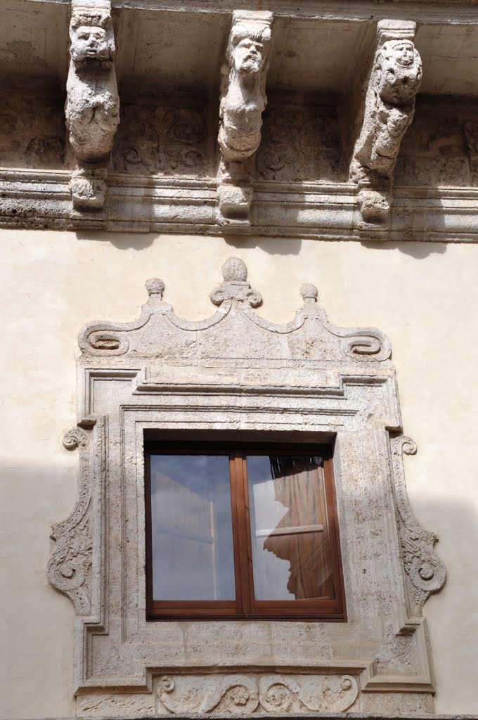 Palazzo Moncada Principe di Paternò, del XVII sec. (particolari i fregi antropomorfi e zoomorfi). Successivamente acquistato dalla Principessa Maria Giovanna di Beauffremont., Калтаниссетта