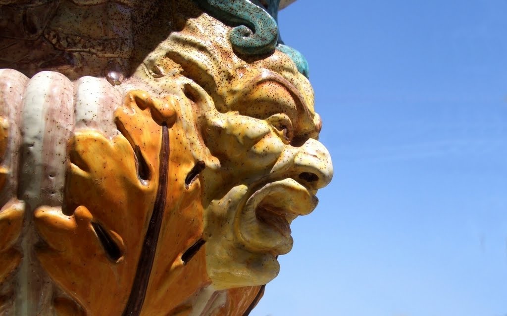 The ceramic fence guardian, Калтаниссетта