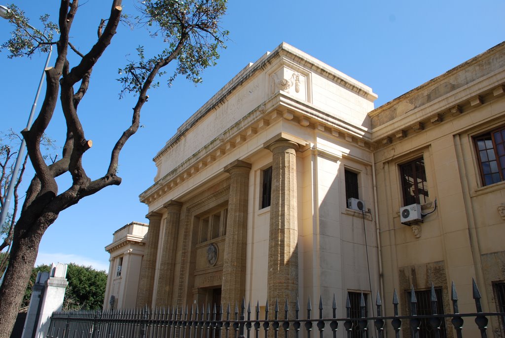 Palazzo di Giustizia (1919-1928) realizzato su progetto dellarch. Marcello Paicentini, uno degli ingressi laterali, Мессина
