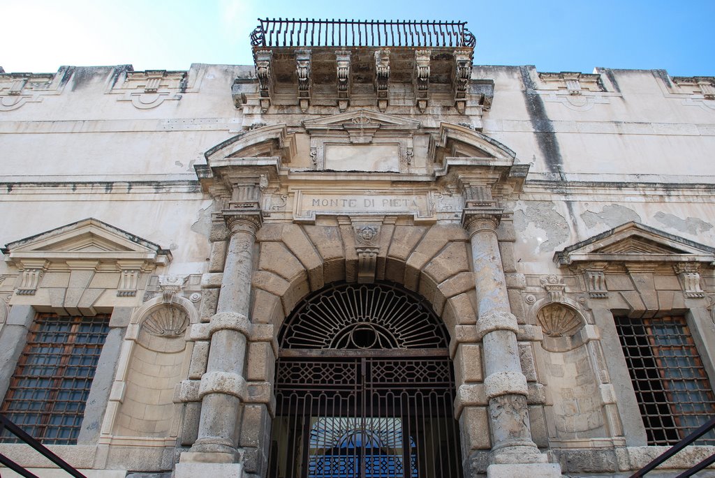 Monte di Pietà (XVII sec.), particolare del portale ingresso, Мессина