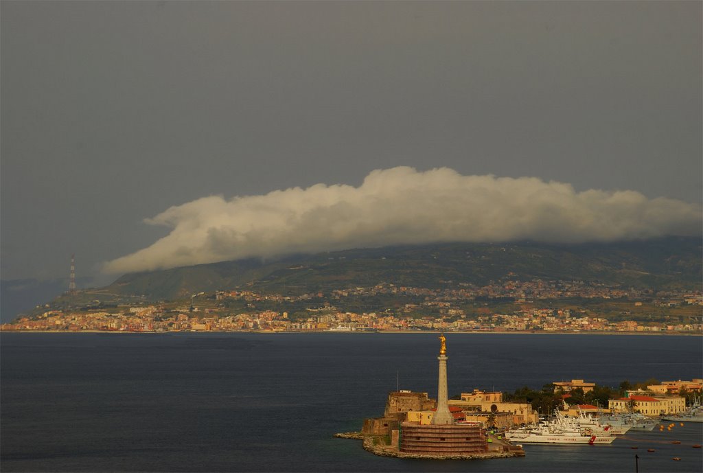 Una nuvola in transito sullo Stretto di Messina si riposa sullAspromonte calabrese, Мессина