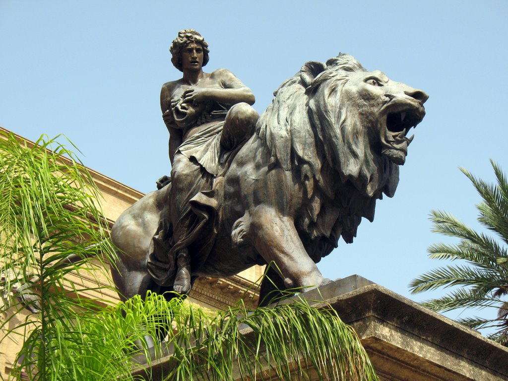 Palermo - Teatro Massimo Vittorio Emanuele - leone in bronzo con allegoria della Tragedia 1897-*, Палермо
