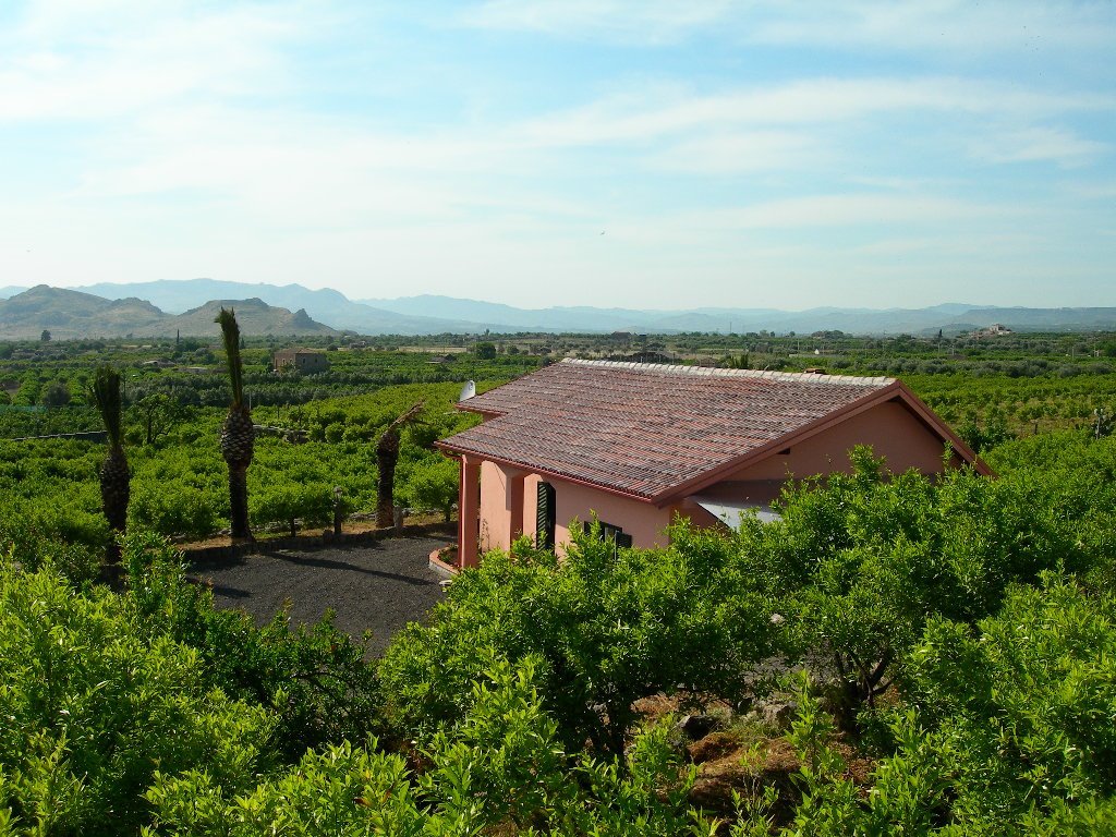 the little villa on the hill at Gianferrante Farmhouse in Sicily, Патерно