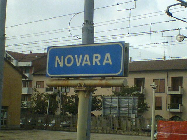 Novara: cartello in stazione, Новара