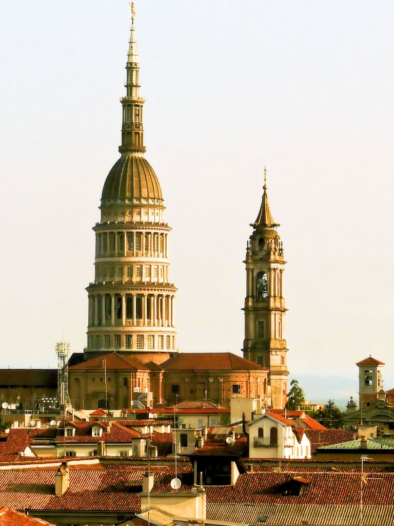 Novara - Cupola e campanile della Basilica di San Gaudenzio - As headlights to the sky to indicate Novara (02), Новара