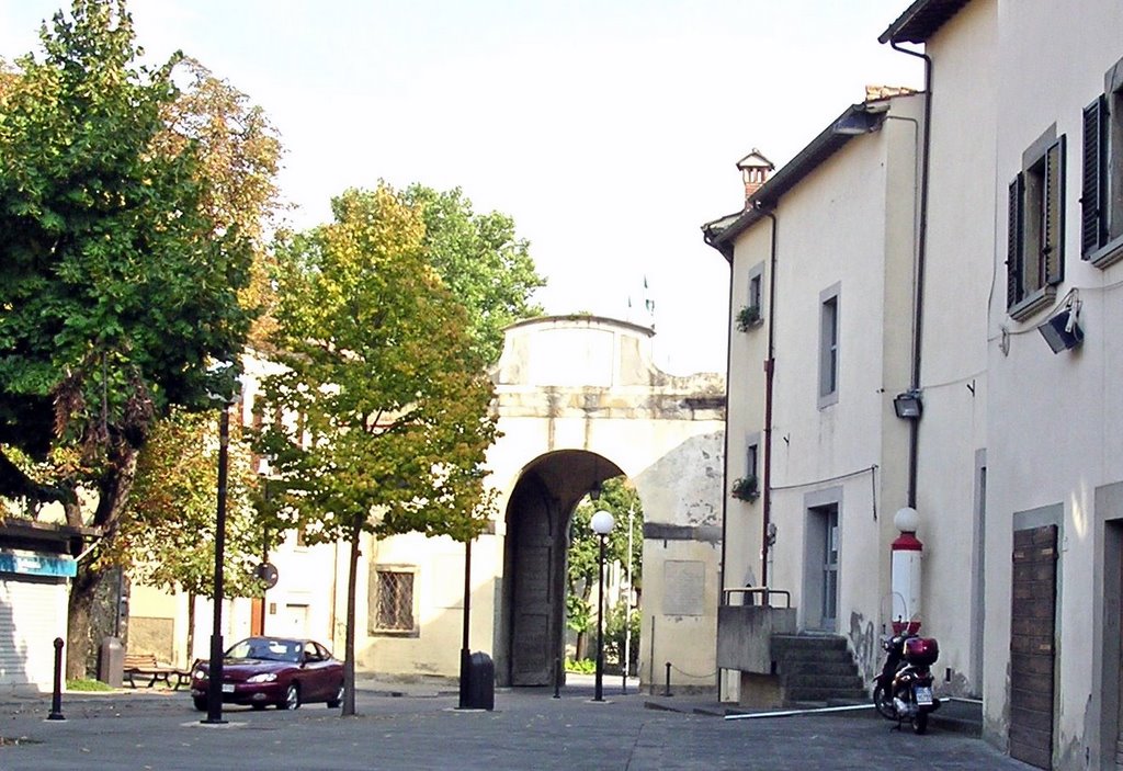 Arezzo - Porta Trento e Trieste e vecchia pompa di benzina allex Caserma dei Pompieri, Ареццо
