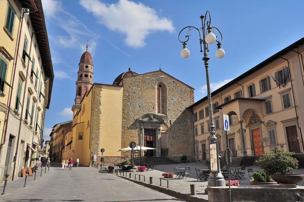 Arezzo: Piazza della Badia e Via Cavour. Al centro la Badia delle Sante Flora e Lucilla. (19-08-2010), Ареццо