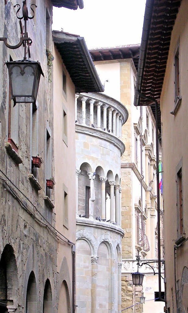 Arezzo - Scorcio dellabside della Pieve Romanica, Ареццо