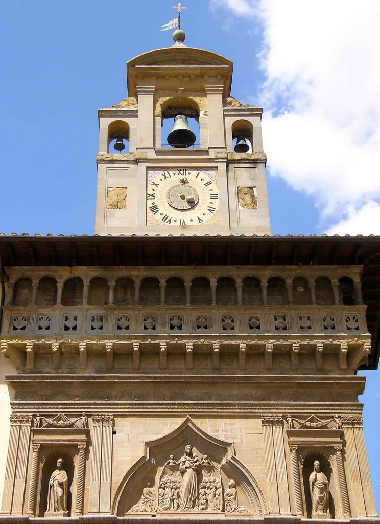 Italy, Arezzo, Bell Tower of the Palazzo della Fraternità dei Laici (14th century) at the Piazza Grande, May 2007, Ареццо