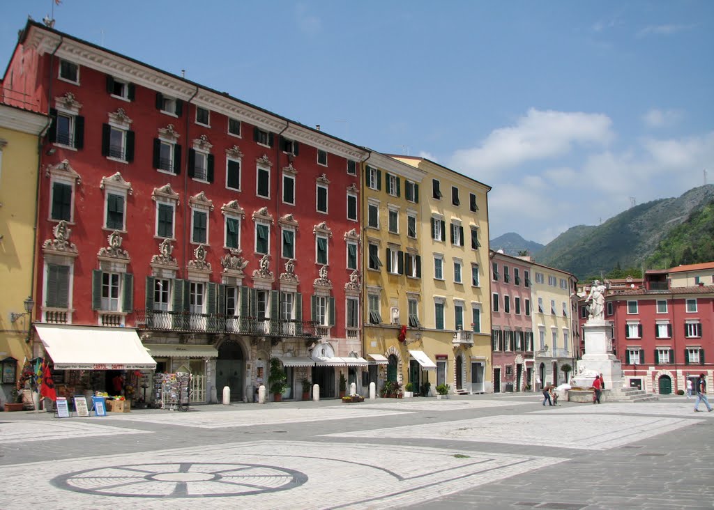 Carrara, Piazza Alberica, Каррара