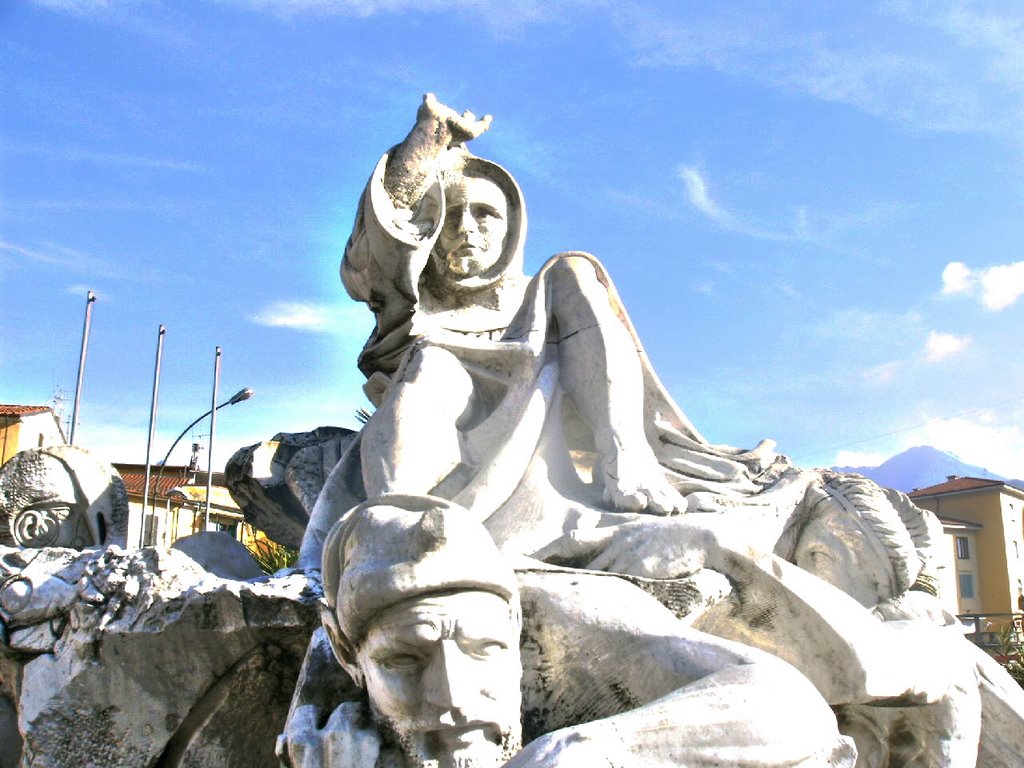 Carrara, monumento a San Francesco, Каррара