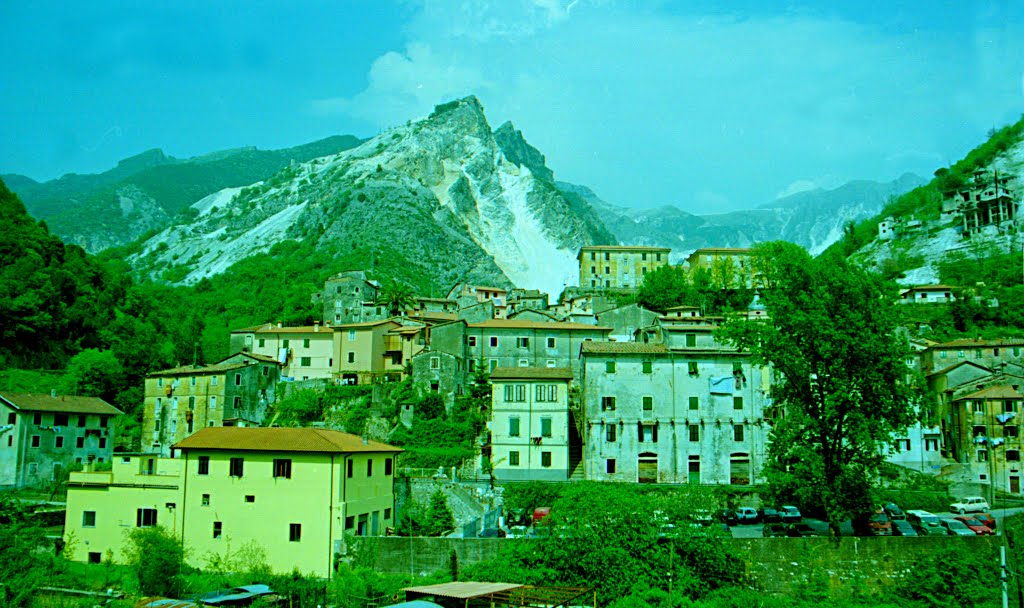 Carrara-Torano vor seinen Marmorbergen, Каррара