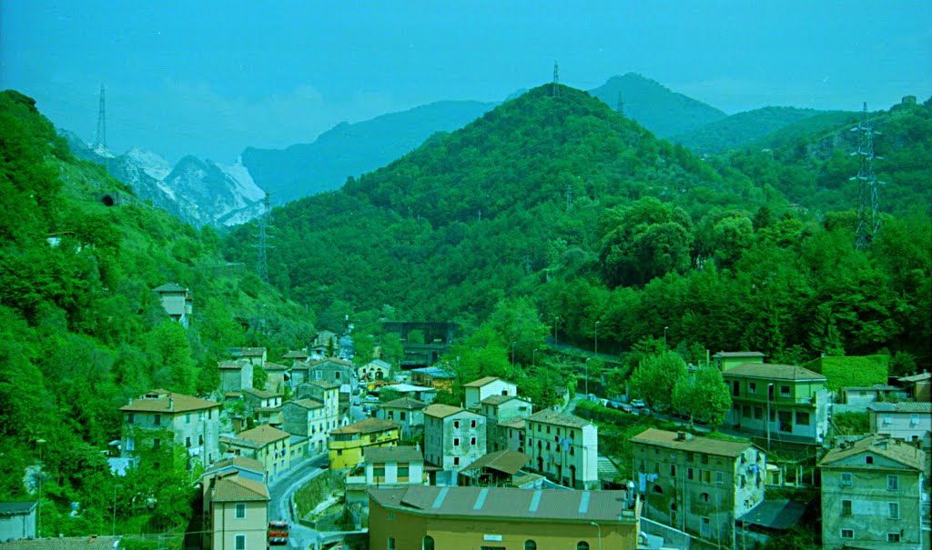 Carrara mit seinen Marmorbergen im Hintergrund, Каррара