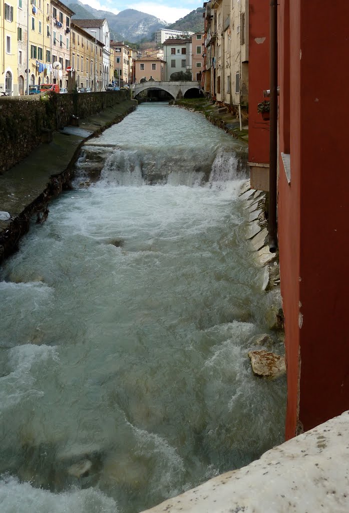 Il Carrione ... un breve corso dacqua che nasce nelle Alpi Apuane ..., Каррара