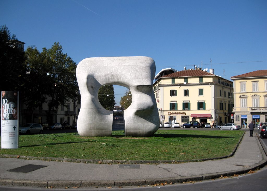 Ibuco di Prato. They say: "Ibuco"(the hole).La scultura di  Henry Moore., Прато