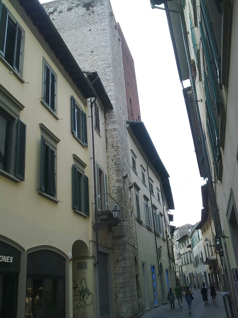 Prato - V. Garibaldi - torre medievale, Прато
