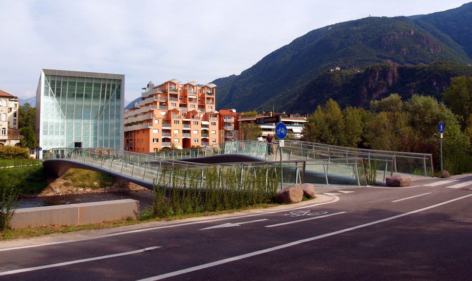 Bozen (Bolzano) Museion und Brücke 200809, Больцано