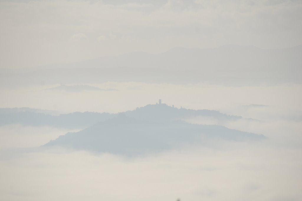 Bettona - Town in The fog, Перуджиа