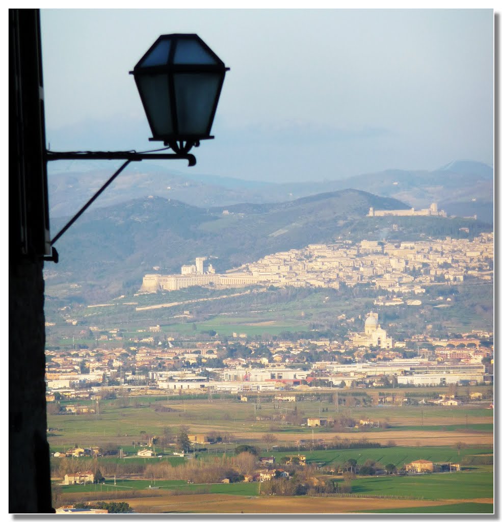 veduta su Assisi la Rocca e SMaria degli Angeli, Перуджиа