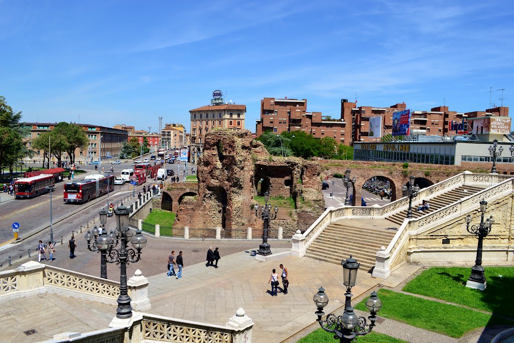 Bologna, le rovine della vecchia cittadella medievale di Papa Giulio II (per Rafl), Болонья