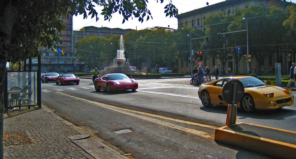 Ferraris and bikes in Modena, Модена