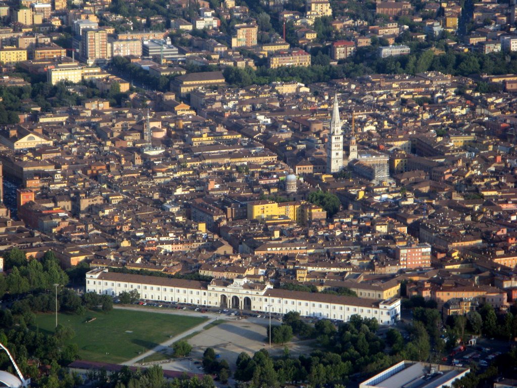 Modena, in primo piano il foro Boario, in secondo piano la Ghirlandina, Модена