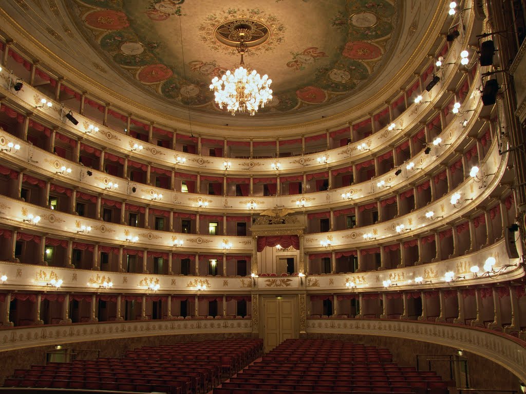 Teatro Comunale Luciano Pavarotti, Модена
