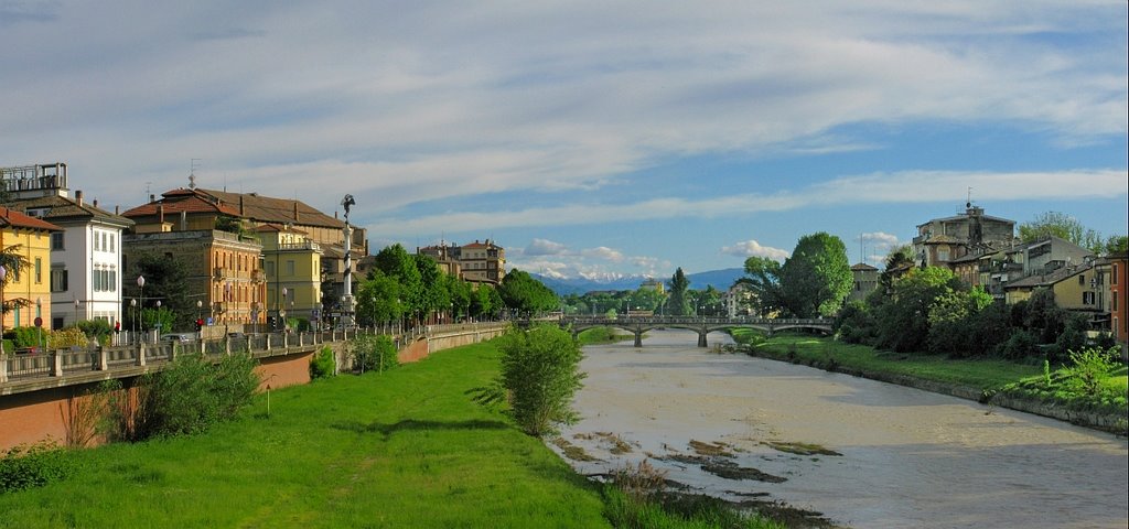 Parma vista da Ponte Europa, sullo sfondo gli appennini innevati., Парма
