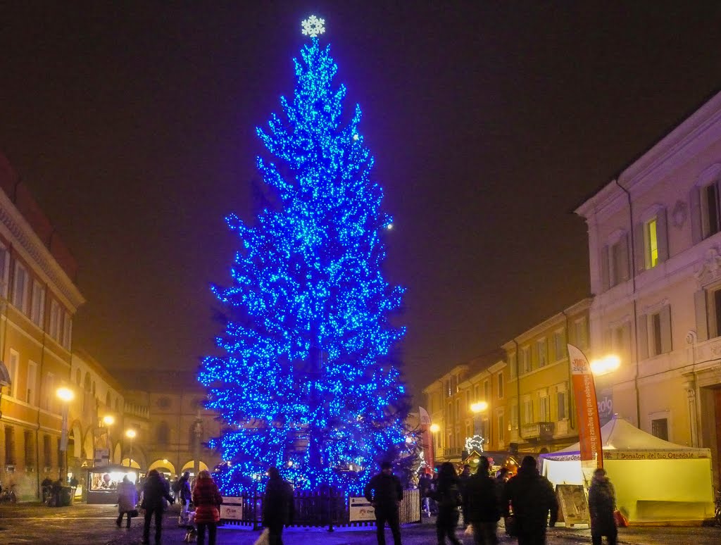 Natale a Ravenna: lalbero in Piazza del Popolo, Равенна