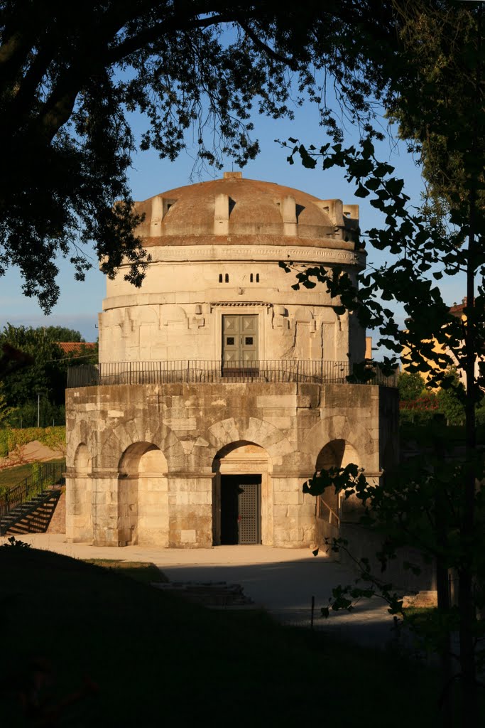 The mausoleum of Theoderich in warm evening light, Равенна