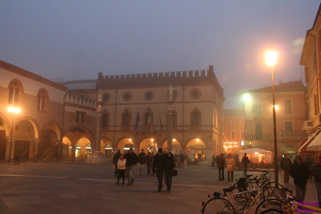 Piazza del popolo immersa nella nebbia.., Равенна