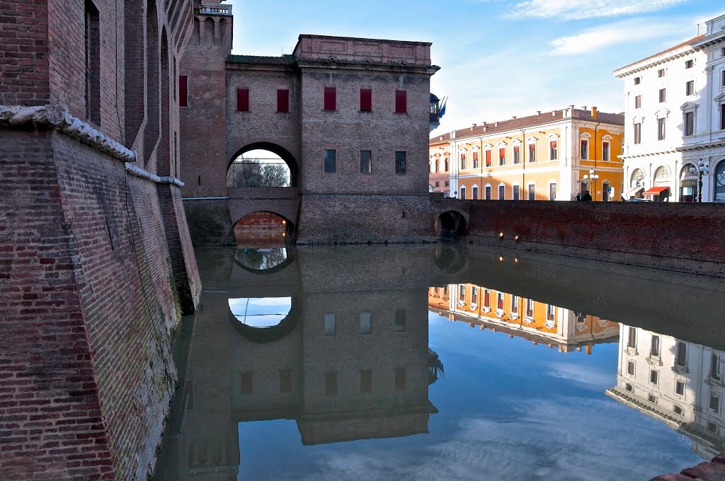 Riflessi nel fossato del castello di Ferrara, Феррара