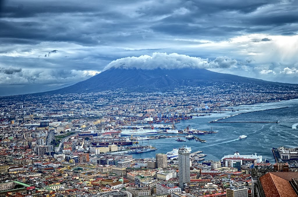 Neapol, widok na Wulkan Wezuwiusz ( widok z pałacu królewskiego), Неаполь