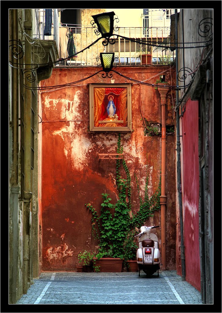 Typical blind alley in Napoli - Italy, Неаполь