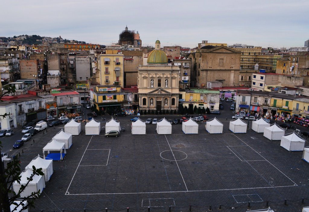 Napoli,  Piazza Mercato è un campo di calcio, Неаполь