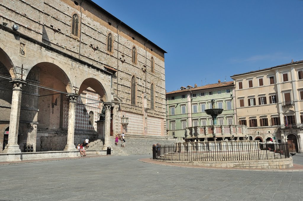 Perugia: Piazza IV Novembre con la Fontana Maggiore e a sinistra la Cattedrale di San Lorenzo. (21-08-2010), Перуджа