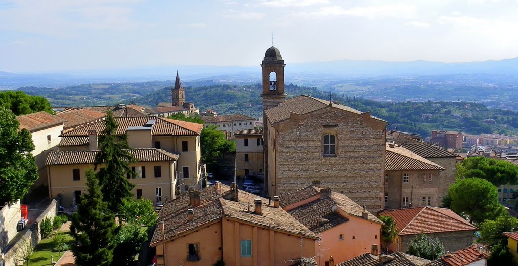 Perugia: la Chiesa di Santo Spirito e il Campanile della Chiesa di Santa Giuliana. (23-08-2010), Перуджа