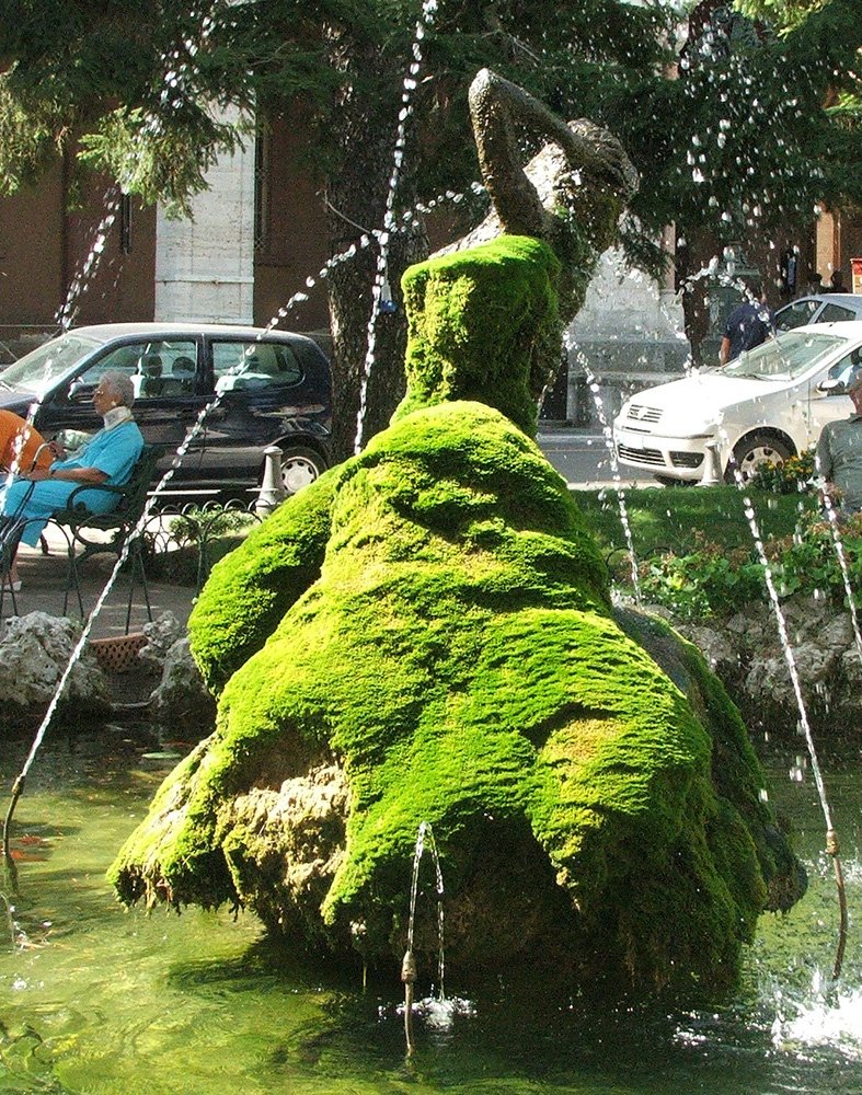 Living statue dancing in the fountain, Перуджа
