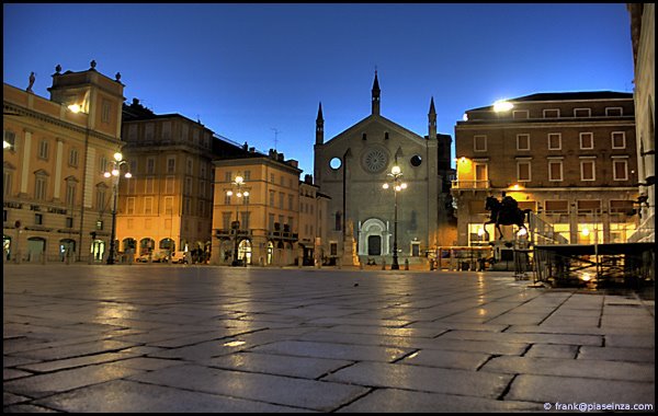 Piazza Cavalli at 6 am, Пьяченца