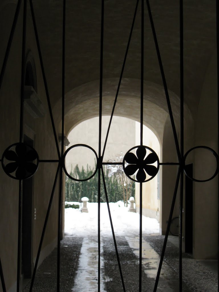 cancello, androne, cortile innevato. Piacenza, Пьяченца