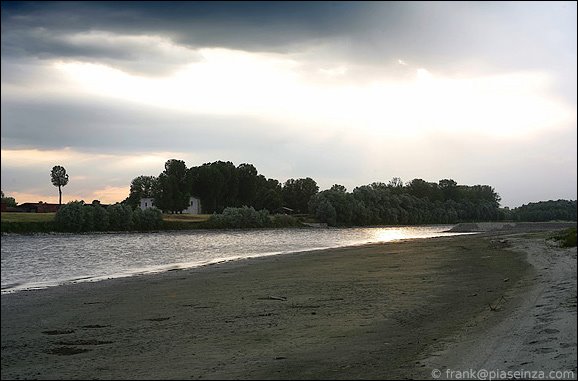a passeggio sulla spiaggia dellisolotto Maggi, Пьяченца