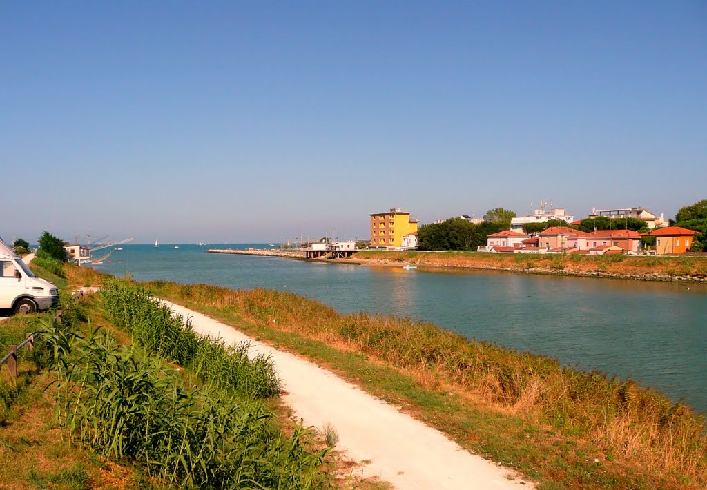 Řeka (fiume Marecchia) se vlévá do moře (v Rimini Bellamare) - le fleuve M. se dégorge dans lAdriatic, Римини